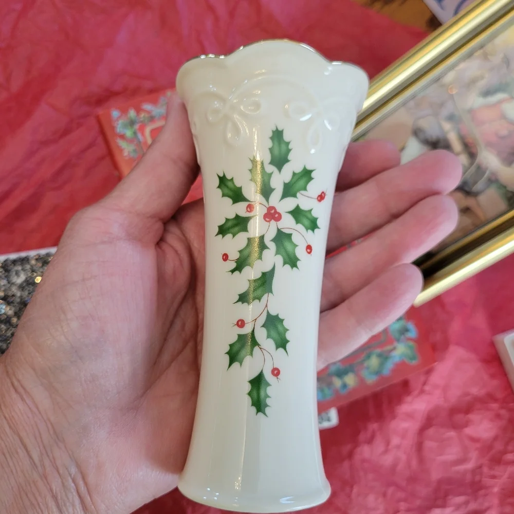 Lenox Holiday Vase ~ Dimension Collection ~ Holly ~ Christmas ~ Pretty